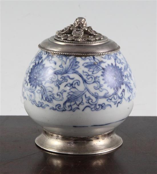 A Chinese blue and white pot, 16th century, 9.7cm